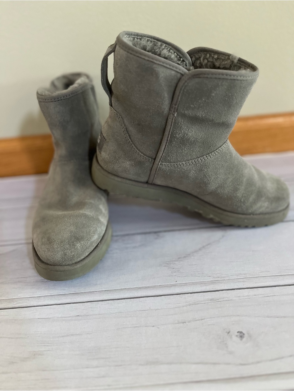 Women’s Gray suede UGG Corey ll shearling lined 1125792z size 5.5